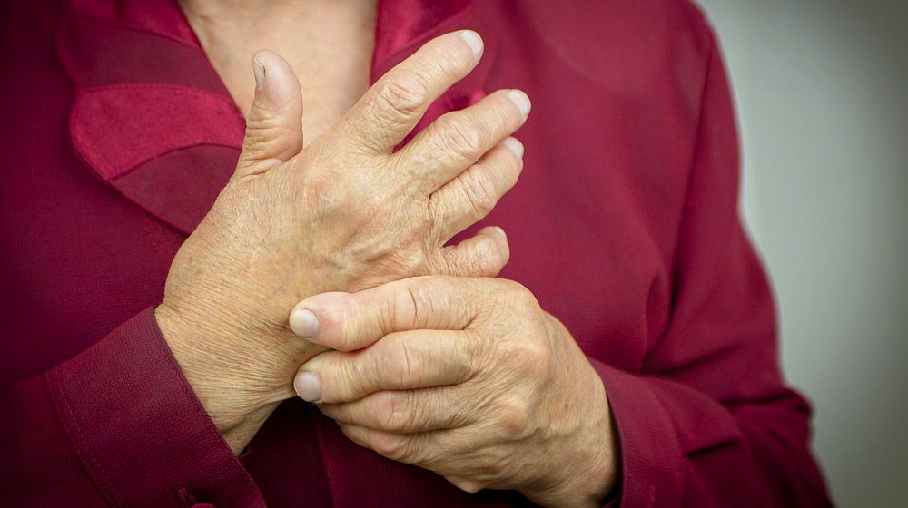 finger-joint-pain-possible-causes-and-treatments